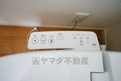 温水、暖房、ウォシュレット付の高機能トイレです。