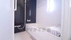 1日の疲れを癒すくつろぎのバスルーム。足を伸ばしてもゆったりと入れるサイズです。お子様と一緒にお風呂に入っても狭くないですね^^