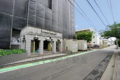 前面道路は広く、車同士がすれ違うスペースが十分にあります。落ち着いた住宅地内で快適な生活を実現してみませんか＾＾