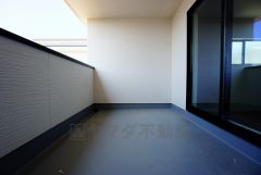 同仕様写真。陽当たりの良いバルコニーです。お洗濯やお布団干しはもちろん、日光浴スペースにも。足元は防水工事施工済です。