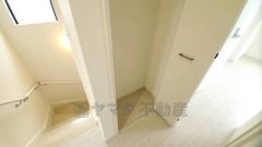 2階の廊下にも収納を確保。各居室に入りきれなかった荷物や、2階で使用する日用品のストック置き場に便利です。