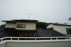 日差しが遮られないように隣家との間に距離を設けています。住宅地ですのでご近所様とコミュニケーション取りやすい距離感が良いですね。