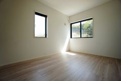 同仕様写真。2面採光を確保した明るい室内は、風通しも良く、大変居心地の良い空間となっております。爽やかな風を感じて起きる朝は、快適生活の始まりに。