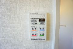 雨の日の洗濯も安心できる浴室暖房乾燥機付き浴室。リモコンで操作もボタン1つで簡単。