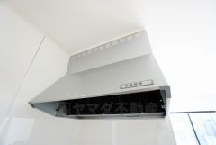 風量が弱・強と切替え可能なレンジフードが調理中の煙をしっかり吸い込みます。手元を照らすライト付きです。