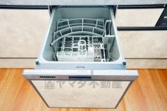 食事の後の手間を解消する食器洗い乾燥機付。冬場の洗い物で手荒れの悩みもなくなります。手洗いよりも節約できて便利。