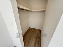 収納力豊富なウォークインクローゼット。洋服や小物などを1箇所にまとめて美しい収納を実現します。スーツケースのような大型の荷物も置けます＾＾