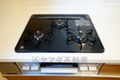 複数の調理を一度に行うことができる3口コンロ。効率よくお料理が出来ます。毎日のお料理も楽しくなりますね＾＾