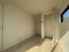 住む人のこだわりを活かす洋室。日当たりがよく、寝室としての利用もおすすめ。広めのクローゼットには荷物をすっきり片付けられ、ゆとりのある暮らしが出来ます＾＾