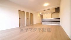 リビングは広々とした設計で、家族が集い、寛ぐ暮らしの空間を演出しています。思い思いの時間を過ごしたり、家族みんなで食事をしたり、素敵な団らんの場になりますね。