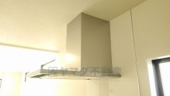 お手入れが簡単なスリム型レンジフードです。調理により発生する油煙や臭いを吸い込み、屋外へ排気してくれます。