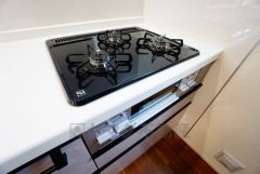 3種類の料理が同時に調理できる、3口ガスコンロ。忙しい夕食の支度時間が短縮できて効率よくお料理が楽しめます。