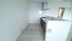 リビングにいるお子様を見守りながらお料理ができる対面キッチン。カウンタートップの汚れもサッと拭き取ることができ、お掃除ラクラク＾＾