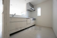 同仕様写真。リビングやダイニングからキッチン周りが丸見えにならない対面式キッチン。テレビ鑑賞や家族との対話がしやすく、ご家族の温かい時間を演出します。