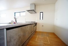 リビングにいるお子様を見守りながらお料理ができる対面キッチン。カウンタートップの汚れもサッと拭き取ることができ、お掃除ラクラク＾＾