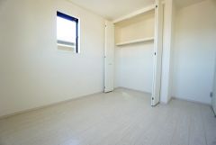 住む人のこだわりを活かす洋室。日当たりがよく、寝室としての利用もおすすめ。広めのクローゼットには荷物をすっきり片付けられ、ゆとりのある暮らしが出来ます＾＾