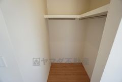 同仕様写真。収納力豊富なウォークインクローゼット。洋服や小物などを1箇所にまとめて美しい収納を実現します。スーツケースのような大型の荷物も置けます＾＾