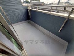 陽当たりの良いバルコニーです。お洗濯やお布団干しはもちろん、日光浴スペースにも。足元は防水工事施工済です。