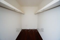 収納力豊富なウォークインクローゼット。洋服や小物などを1箇所にまとめて美しい収納を実現します。