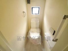 温水洗浄機付トイレです。節水機能もあるので、安心して使えますね。もちろん、1階2階の2ヶ所にトイレがあるので、忙しい朝にもゆとりができますね。