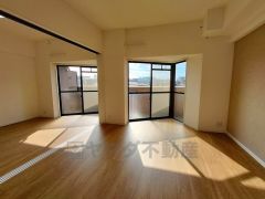 大きな窓のあるリビングは、陽光あふれる明るい空間です。居心地良く、ご家族皆がゆったり寛げる憩いの空間となりそうです。