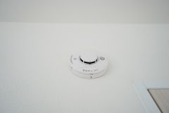 火災報知器が設置されていることで、火災の発生をいち早く感知し、就寝中や留守中でも素早く危険を知らせてくれるため、家族の安全を確保し被害を最小限に抑えられます。