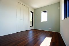 同仕様写真。暖かい日差しが差し込む洋室。たっぷり収納できるクローゼット付きでお部屋の中をすっきりと快適に保てます。