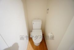 温水洗浄機付トイレです。節水機能もあるので、安心して使えますね。もちろん、1階2階の2ヶ所にトイレがあるので、忙しい朝にもゆとりができますね。