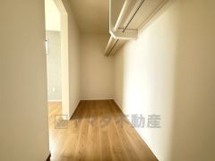 収納力豊富なウォークインクローゼット。洋服や小物などを1箇所にまとめて美しい収納を実現します。スーツケースのような大型の荷物も置けます＾＾