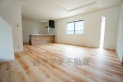 大きな窓のあるリビングは、陽光あふれる明るい空間です。居心地良く、ご家族皆がゆったり寛げる憩いの空間となりそうです。