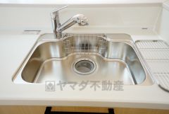 広々とした凸型シンクに洗剤ポケットを標準装備。大きなお鍋など洗いやすいです。