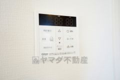 キッチン横からお湯張り、追い炊き、足し湯がボタン一つで楽々操作できる給湯機リモコンです。忙しい夕飯準備の時間帯に重宝しますね。