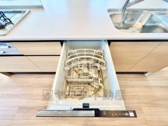 食事の後の手間を解消する食器洗い乾燥機を標準装備。手洗いよりも断然節約でき、節水で自然にもやさしいです。