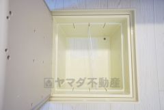 キッチンにある床下収納は、居住スペースを減らさずに買い置きの調味料や非常食などを保管することができます。