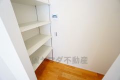 キッチン奥には可動棚付きのパントリー。食料などを保管できるので、キッチン周りがスッキリしますね＾＾