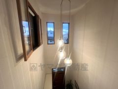 訪れる人に住空間の大きさを印象付ける、玄関の大きな吹抜け。上下階の一体感も家族のふれあいを演出します。