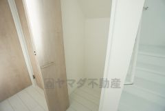 リビング横には広めのクローゼットがあり様々な物をすっきり収納できます＾＾