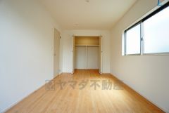 同仕様写真。寛ぎの時間を紡ぎだす主寝室は、大型ベッドを置いても余裕の広さを確保しています。