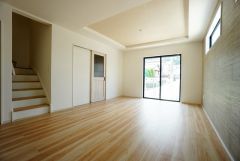 大きな窓のあるリビングは、陽光あふれる明るい空間です。居心地良く、ご家族皆がゆったり寛げる憩いの空間となりそうです。