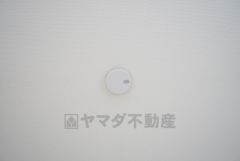火災による煙や熱を感知して、警報音やブザー等で火災の発生を知らせてくれる火災警報器。