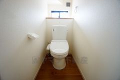 温水洗浄機付トイレです。節水機能もあるので、安心して使えますね。もちろん、1階2階の2ヶ所にトイレがあるので、忙しい朝にもゆとりができますね。