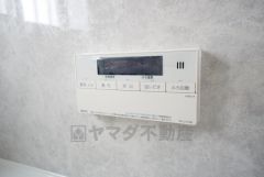 湯量・湯温の設定、そして保温までワンタッチのフルオートバス。便利な追い炊き機能付きです。