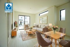 写真はイメージです。大きな窓のあるリビングは、陽光あふれる明るい空間です。居心地良く、ご家族皆がゆったり寛げる憩いの空間となりそうです。