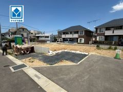 現地（2026年5月11日）撮影。八田小学校徒歩7分。スーパー・コンビニ・ドラッグストアも徒歩10分圏内に揃っています＾＾快適でゆとりのある生活空間で新生活を始めましょう^^