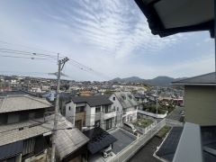 住宅地ですが隣家との高さを変えてバルコニーを設置しているので景色を楽しめるようになっています。また南向きで陽射しも確保しています。