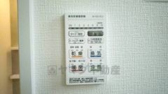 雨の日の洗濯も安心できる浴室暖房乾燥機付き浴室。リモコンで操作もボタン1つで簡単。