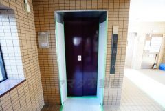 重い荷物を運ぶのにも便利なエレベーター付です。