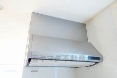 お手入れが簡単なスリム型レンジフードです。調理により発生する油煙や臭いを吸い込み、屋外へ排気してくれます。