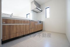 同仕様写真。対面式カウンターキッチンからはお子様の様子が見守れます。ダイニングへの配膳や調理の時便利なカウンター付き。