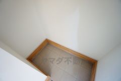 ベビーカーや泥のついたおもちゃをしまうのに便利なスペースです。玄関周りをスッキリさせることが出来ます＾＾